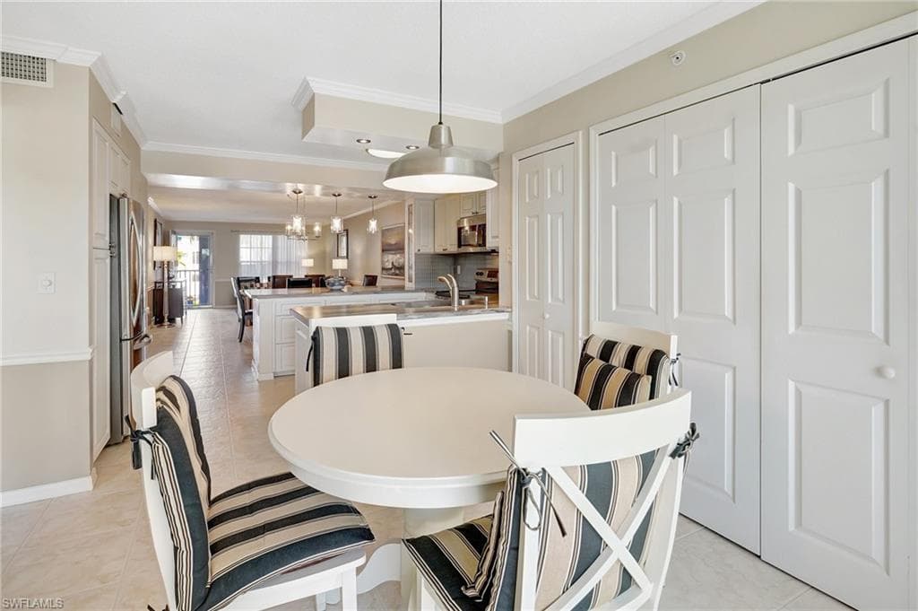 575 Club Side Dr 4-202, Naples, FL 34110-27