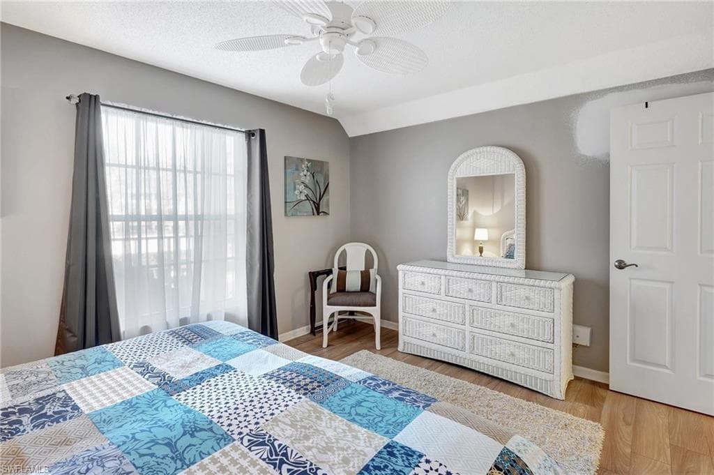 575 Club Side Dr 4-202, Naples, FL 34110-34