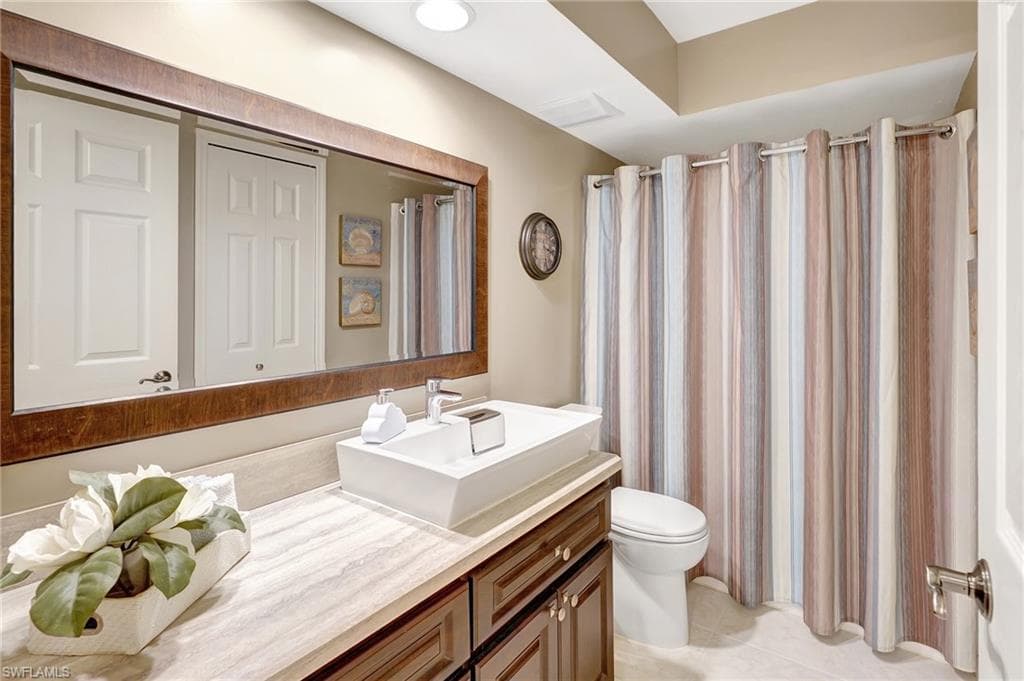 575 Club Side Dr 4-202, Naples, FL 34110-36