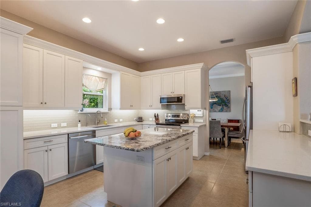 2839 Lone Pine Ln NW, Naples, FL 34119-9