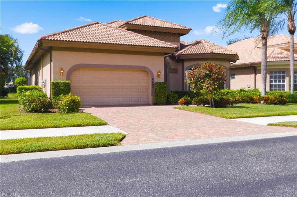 6097 Dogleg Dr, Naples, FL 34113-3
