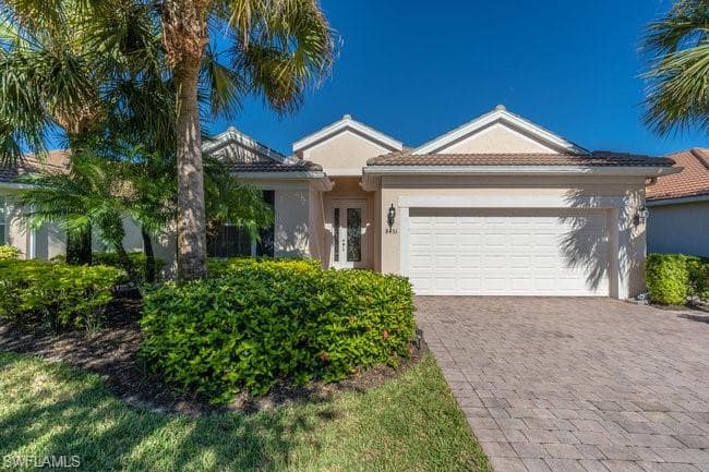 8451 Benelli Ct, Naples, FL 34114-1