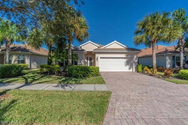 8451 Benelli Ct, Naples, FL 34114-2