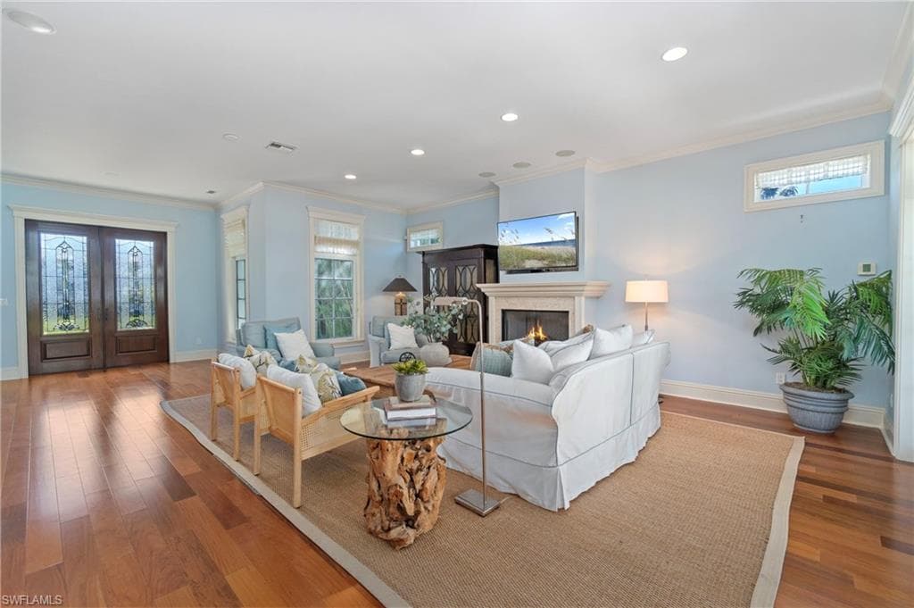 645 Broad Ave S, Naples, FL 34102-8