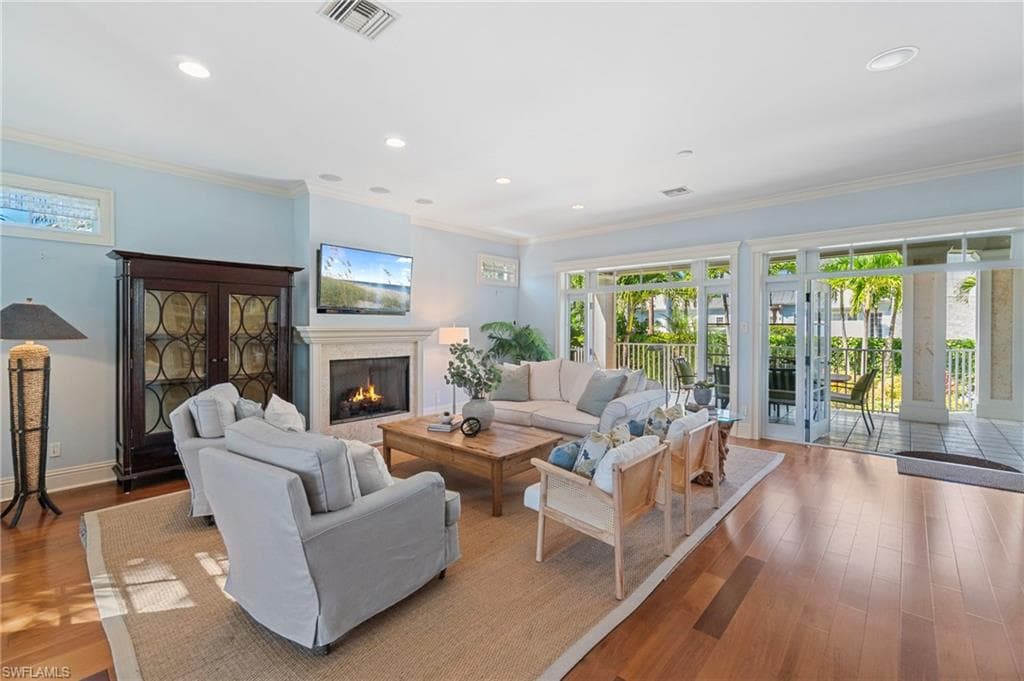 645 Broad Ave S, Naples, FL 34102-9