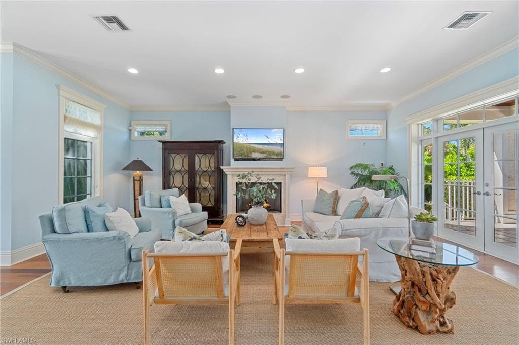 645 Broad Ave S, Naples, FL 34102-10