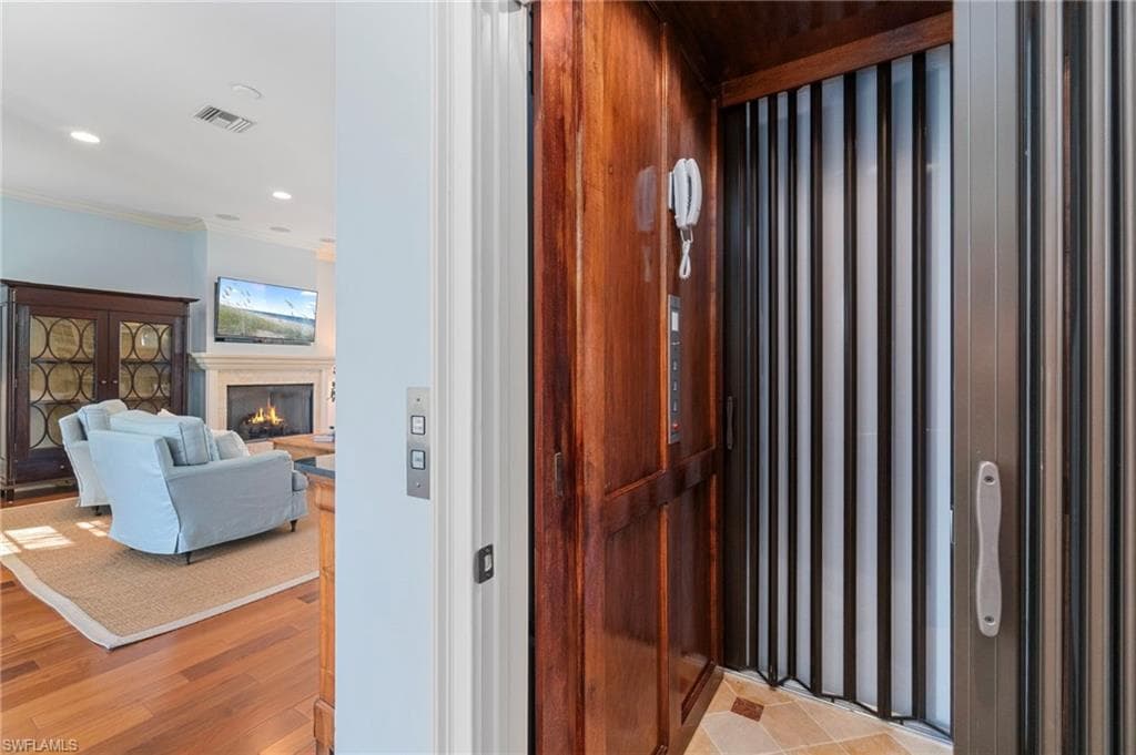 645 Broad Ave S, Naples, FL 34102-19