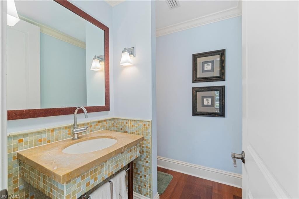 645 Broad Ave S, Naples, FL 34102-37