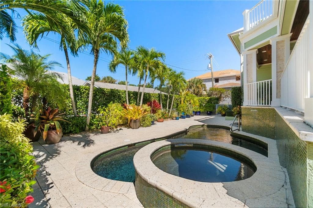 645 Broad Ave S, Naples, FL 34102-46