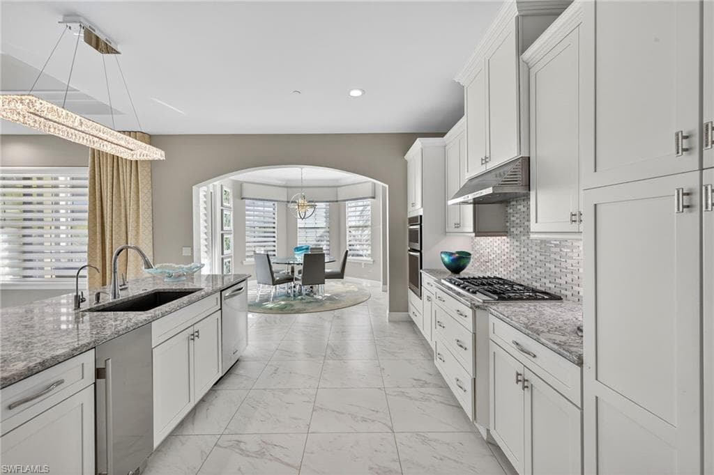 2555 Marquesa Royale Ln 202, Naples, FL 34109-9