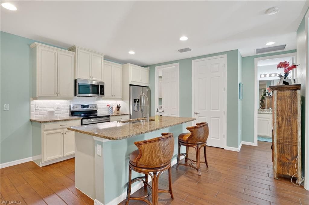 14891 Edgewater Cir, Naples, FL 34114-8