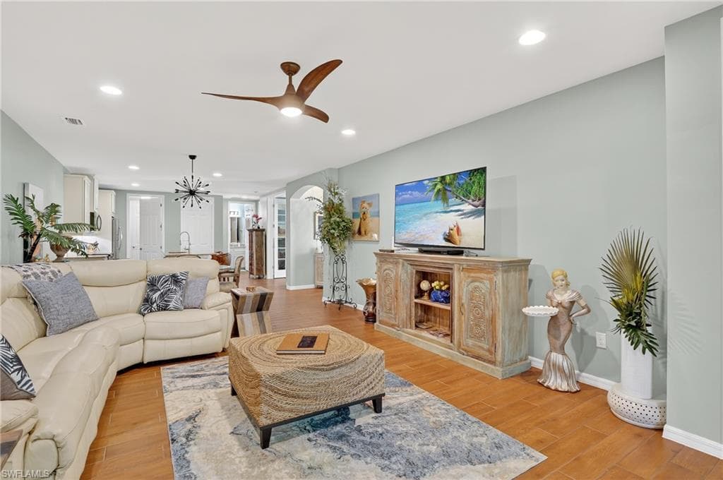 14891 Edgewater Cir, Naples, FL 34114-9