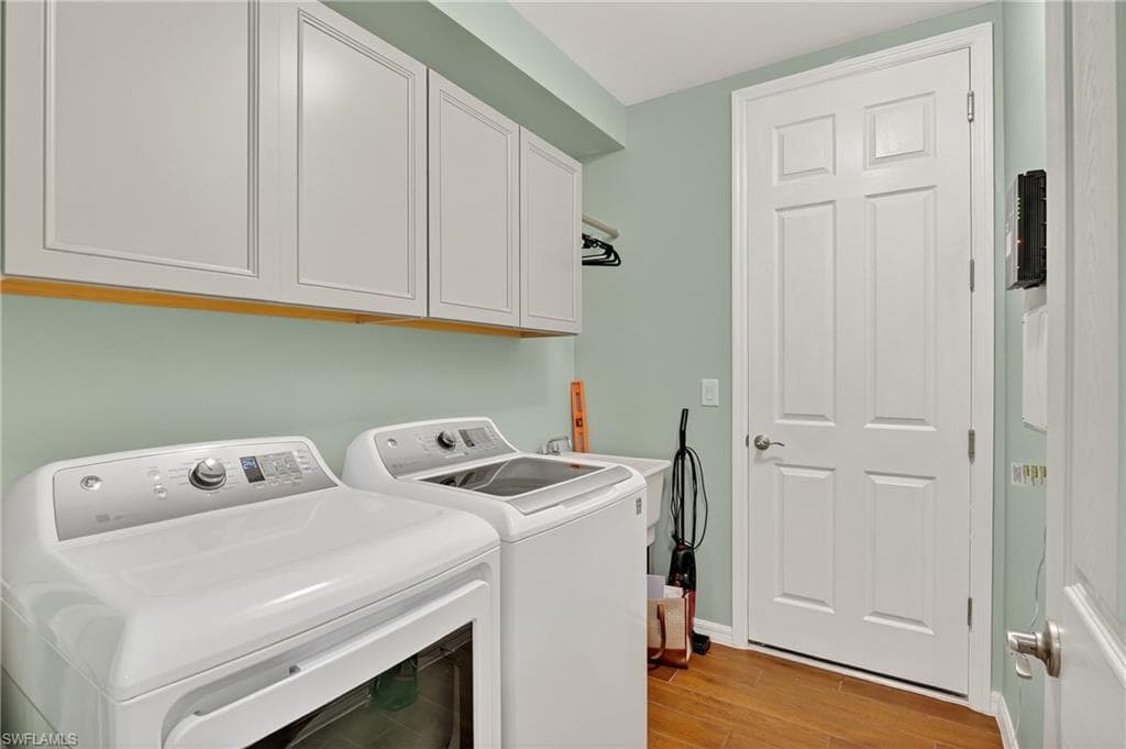 14891 Edgewater Cir, Naples, FL 34114-26