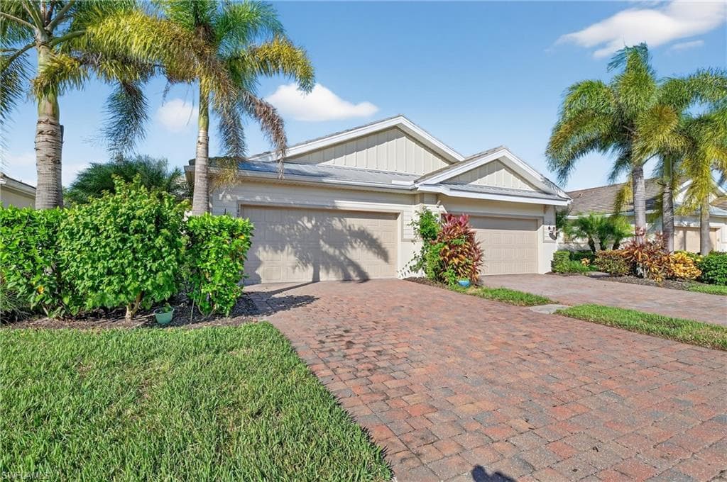 14891 Edgewater Cir, Naples, FL 34114-29