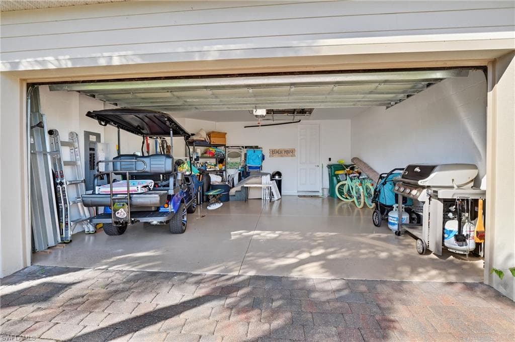 14891 Edgewater Cir, Naples, FL 34114-34