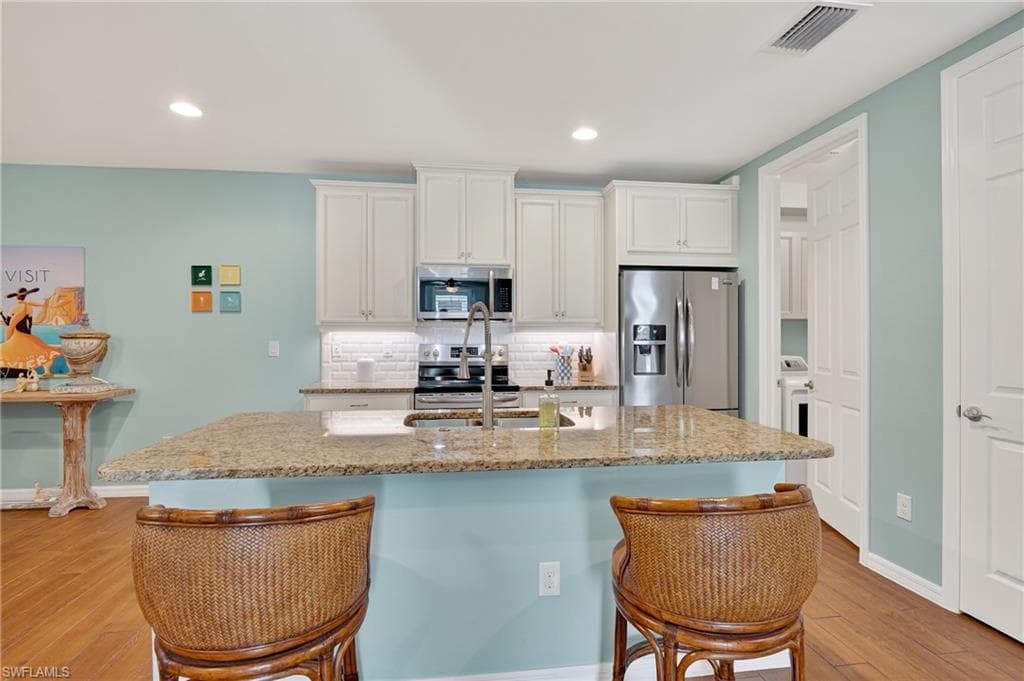 14891 Edgewater Cir, Naples, FL 34114-6