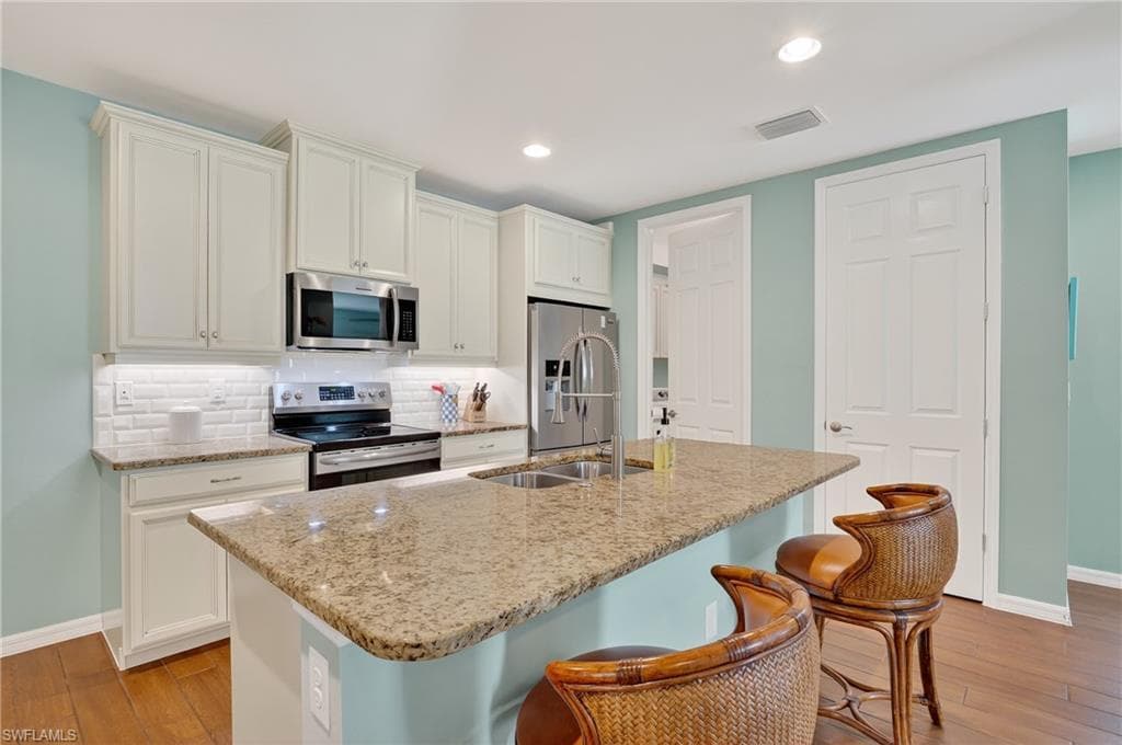 14891 Edgewater Cir, Naples, FL 34114-7