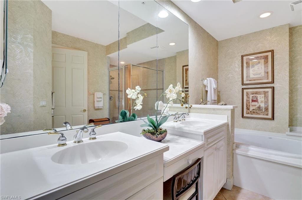 720 Waterford Dr 302, Naples, FL 34113-22