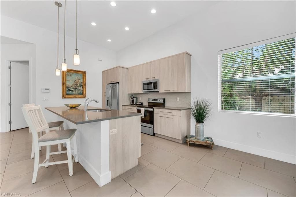 811 108th Ave N, Naples, FL 34108-6