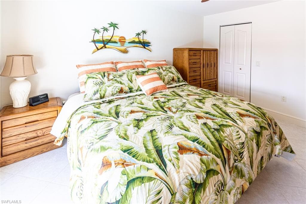 211 Seahorse Ct, Marco Island, FL 34145-17