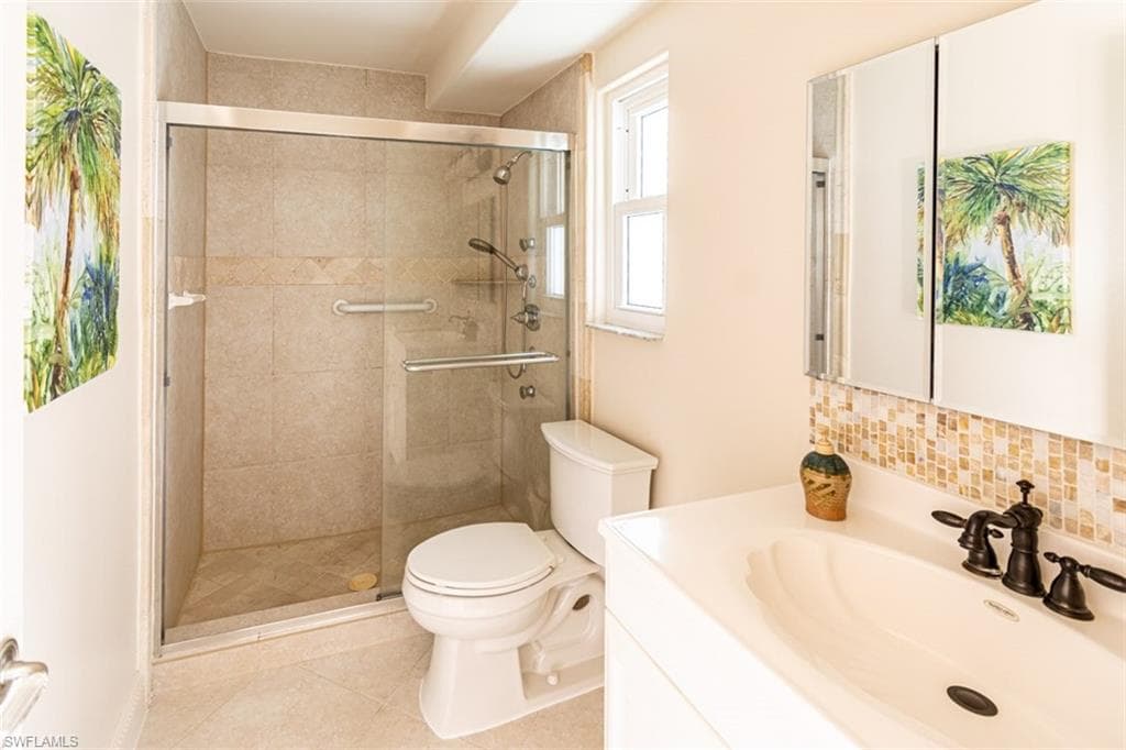 211 Seahorse Ct, Marco Island, FL 34145-18