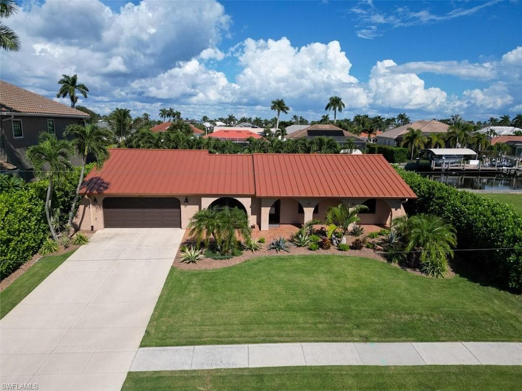 211 Seahorse Ct, Marco Island, FL 34145-1