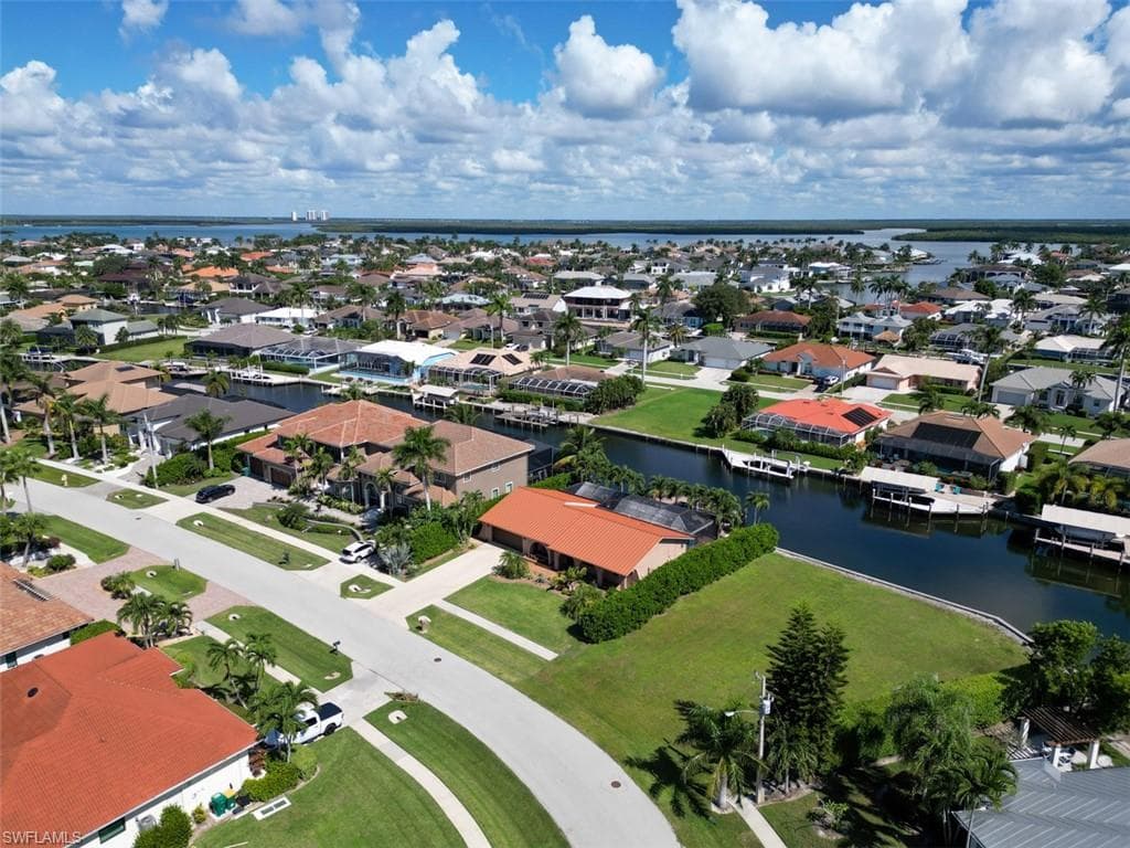 211 Seahorse Ct, Marco Island, FL 34145-37