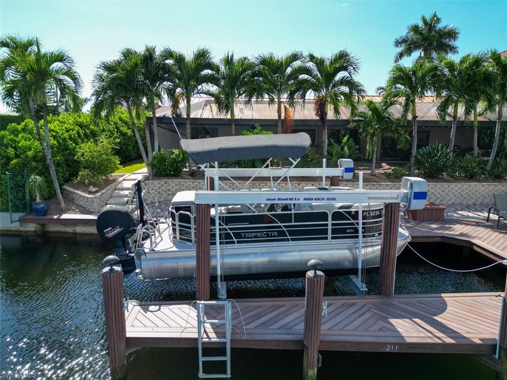 211 Seahorse Ct, Marco Island, FL 34145-45