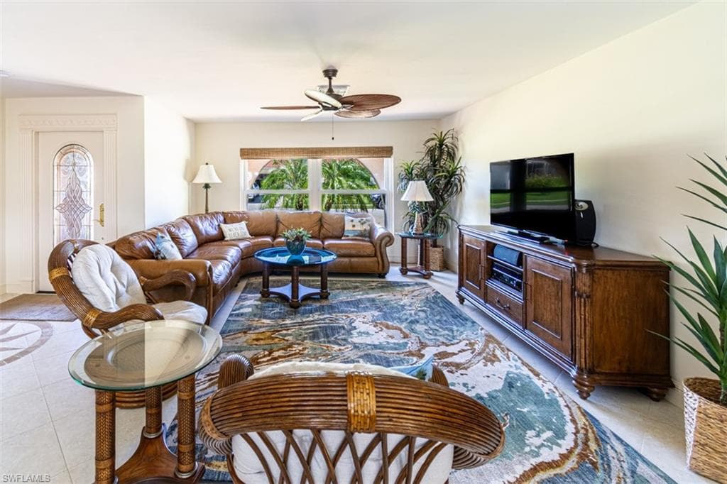 211 Seahorse Ct, Marco Island, FL 34145-3