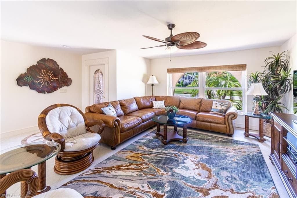 211 Seahorse Ct, Marco Island, FL 34145-4