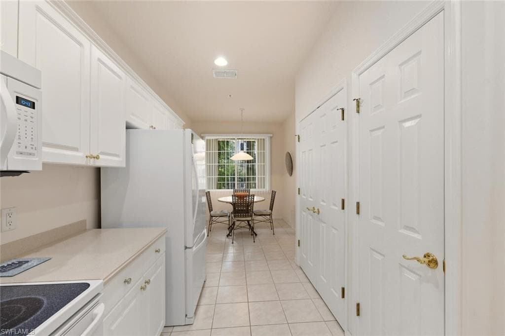 4863 Hampshire Ct 106, Naples, FL 34112-4