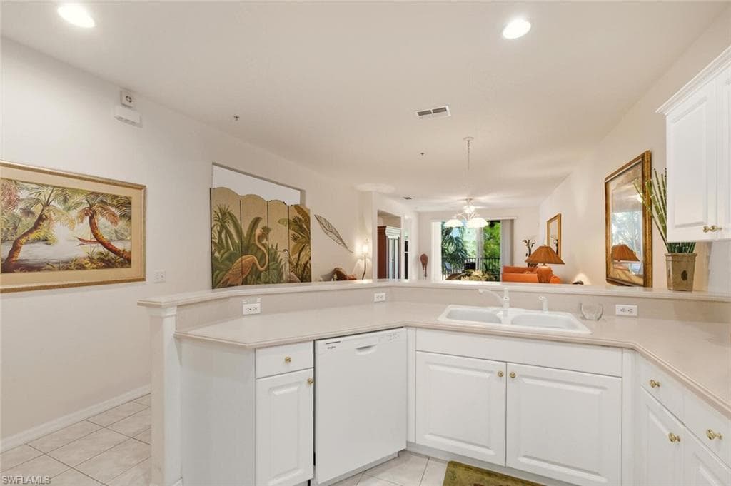 4863 Hampshire Ct 106, Naples, FL 34112-5