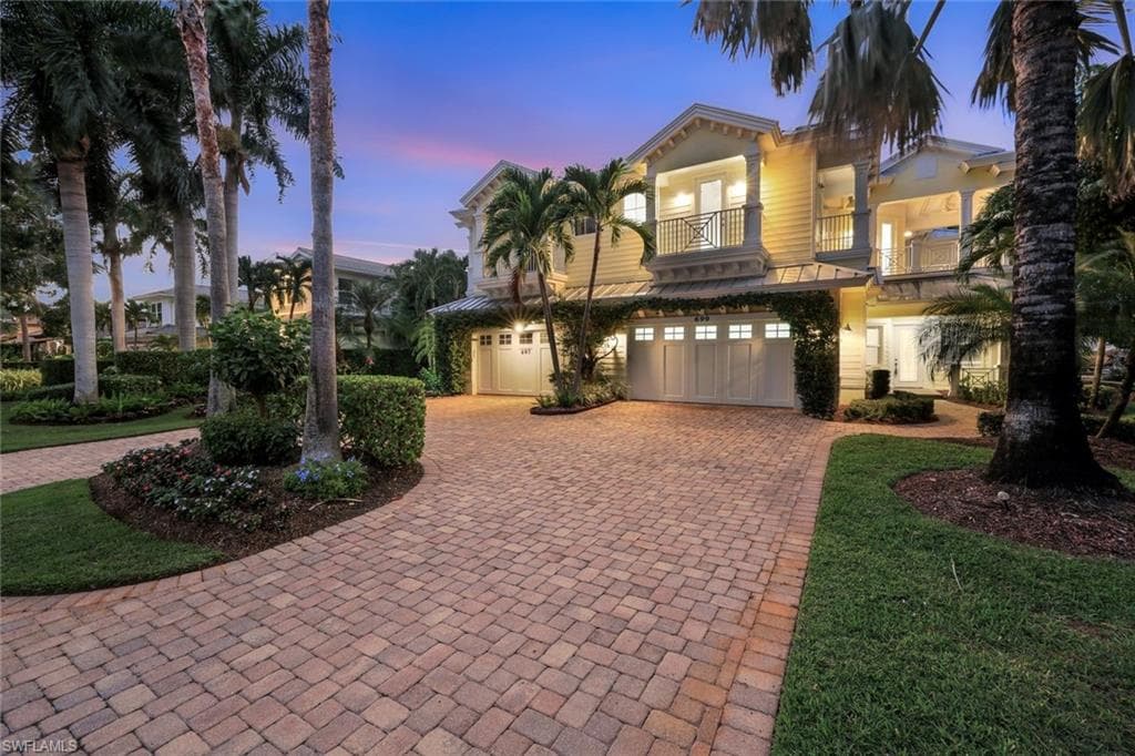 699 Fairway Ter, Naples, FL 34103-1