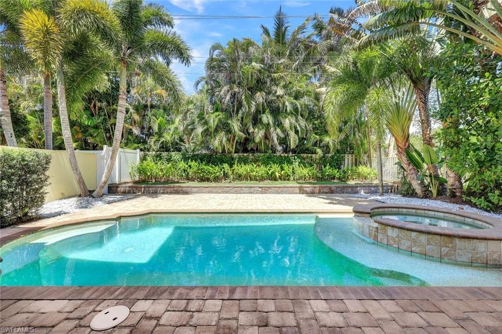 699 Fairway Ter, Naples, FL 34103-38