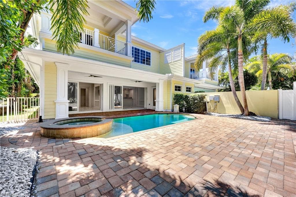 699 Fairway Ter, Naples, FL 34103-40