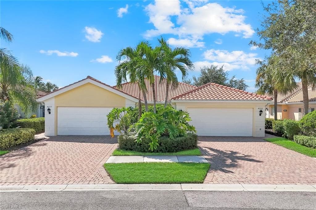 4251 Redonda Ln, Naples, FL 34119-1