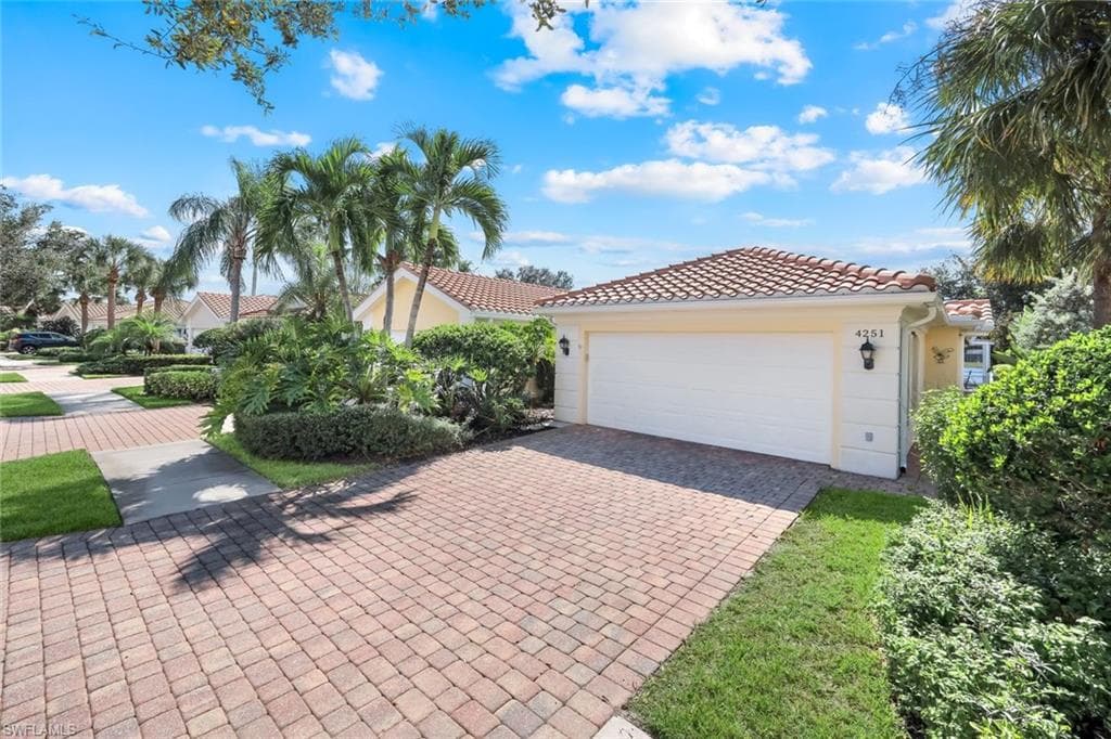 4251 Redonda Ln, Naples, FL 34119-7
