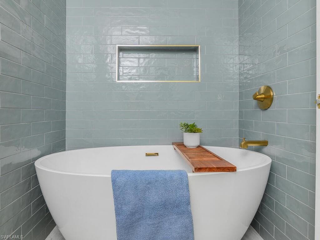 5311 Hickory Wood Dr, Naples, FL 34119-24