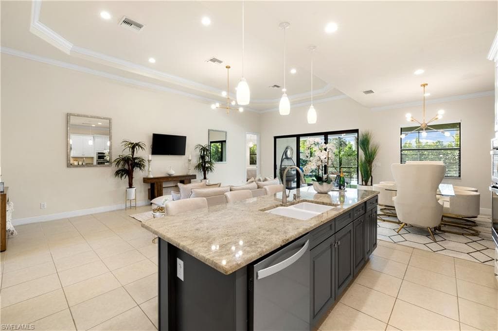 10137 Florence Cir, Naples, FL 34119-8