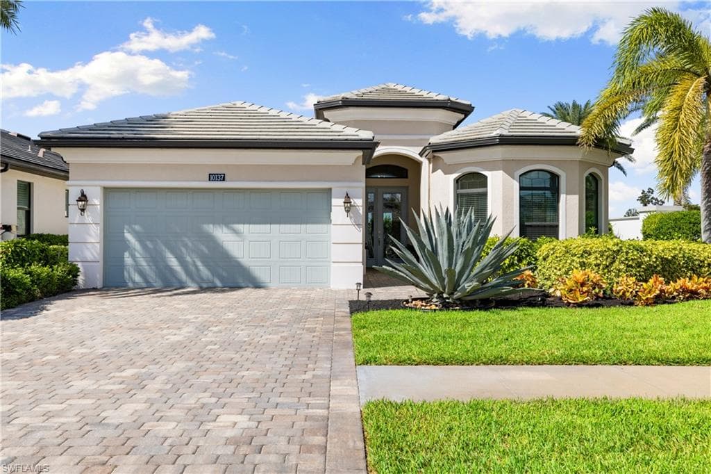10137 Florence Cir, Naples, FL 34119-1