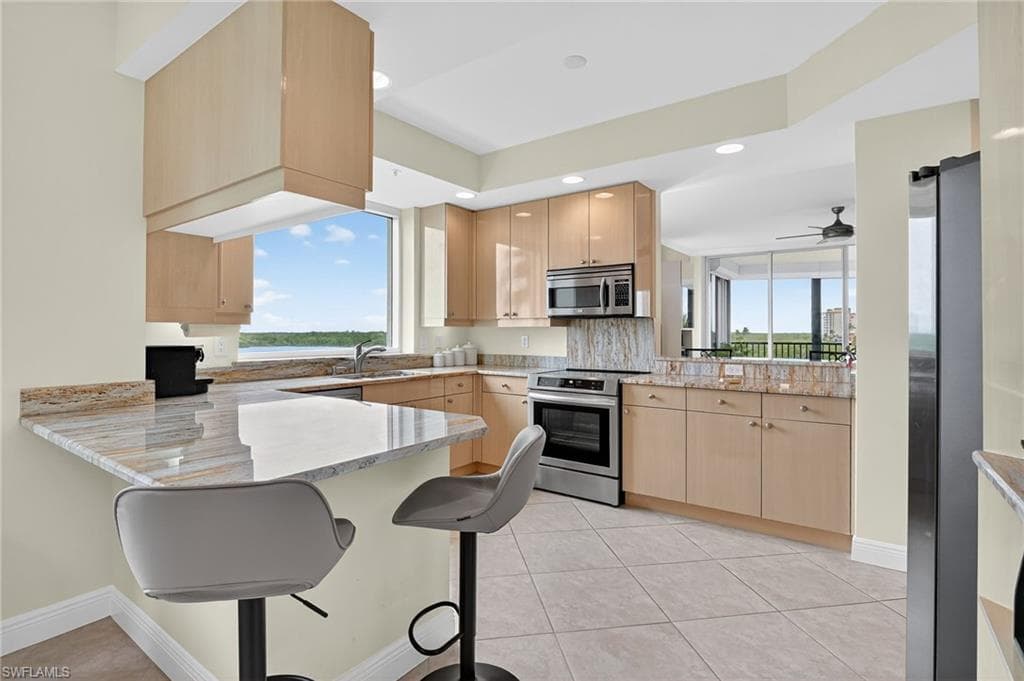 420 Cove Tower Dr 401, Naples, FL 34110-11