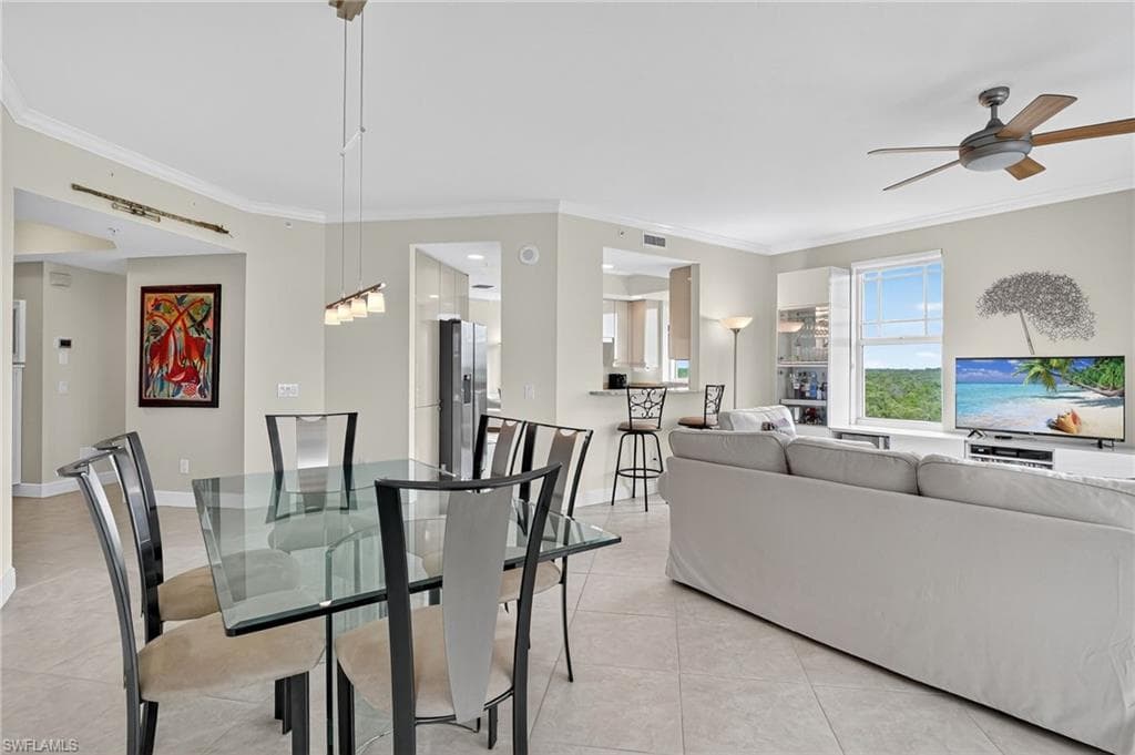 420 Cove Tower Dr 401, Naples, FL 34110-12