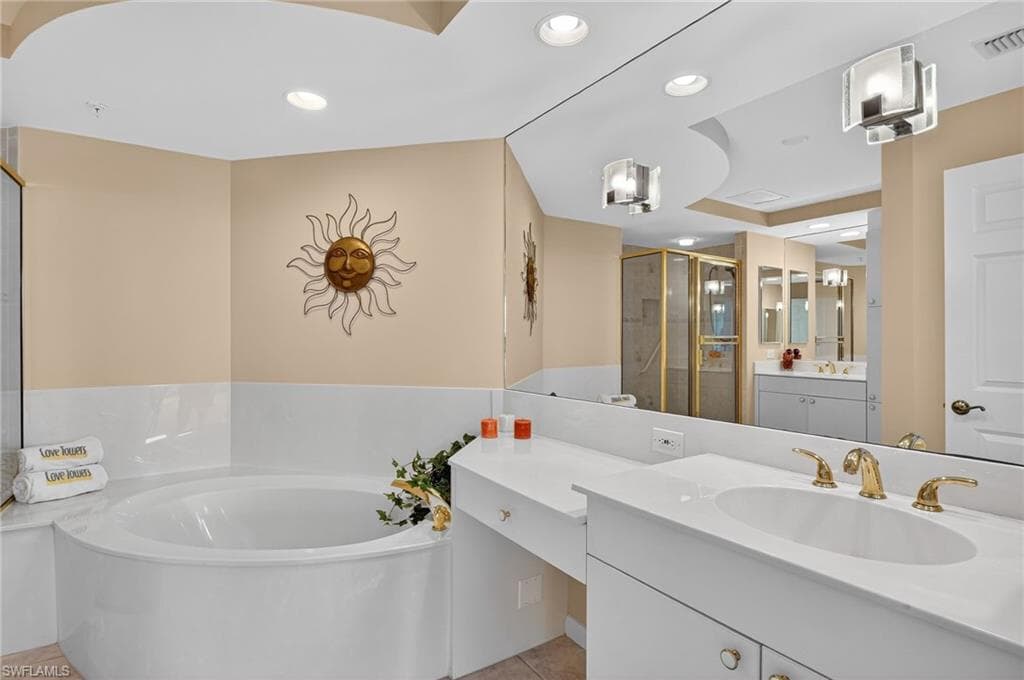 420 Cove Tower Dr 401, Naples, FL 34110-24