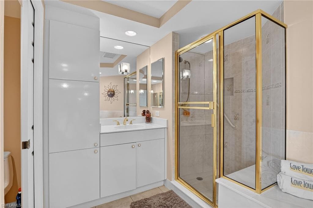 420 Cove Tower Dr 401, Naples, FL 34110-25