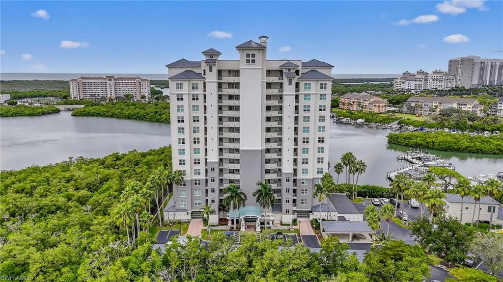 420 Cove Tower Dr 401, Naples, FL 34110-32