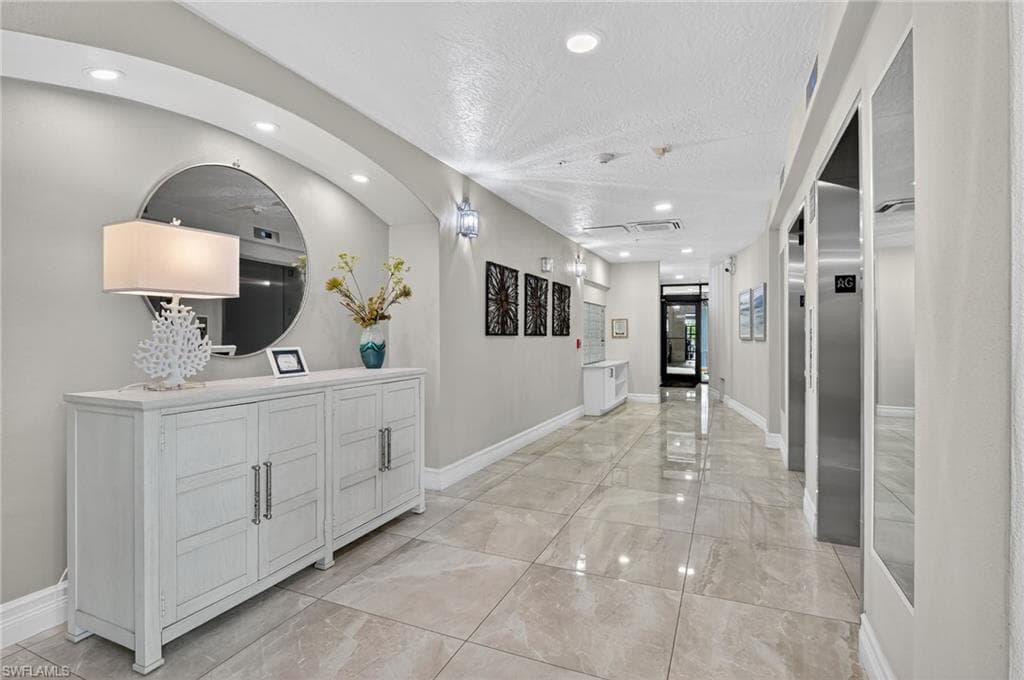 420 Cove Tower Dr 401, Naples, FL 34110-34