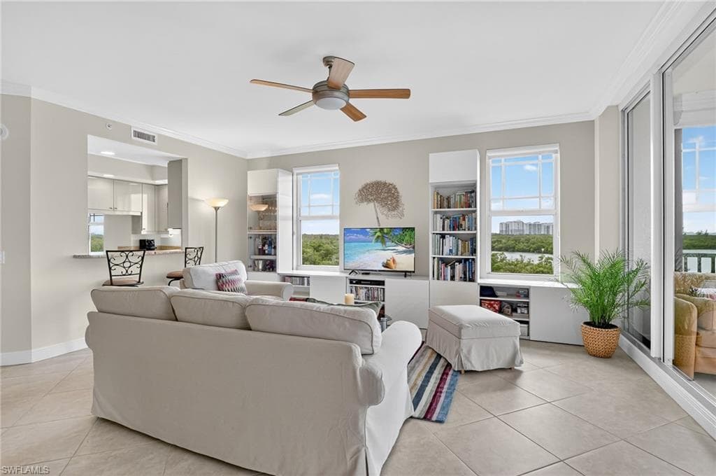 420 Cove Tower Dr 401, Naples, FL 34110-38