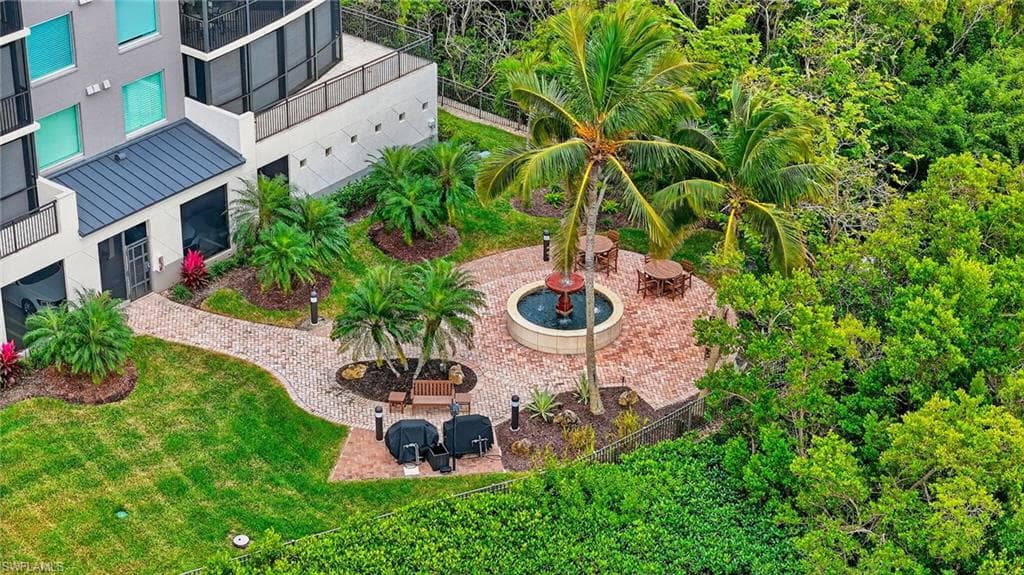 420 Cove Tower Dr 401, Naples, FL 34110-42