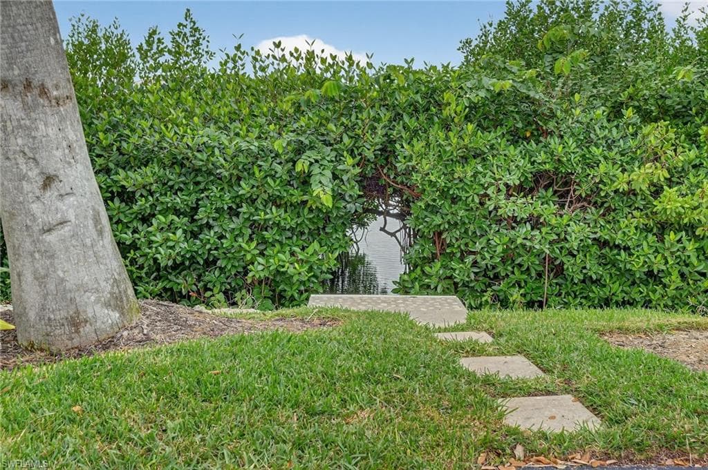 420 Cove Tower Dr 401, Naples, FL 34110-44