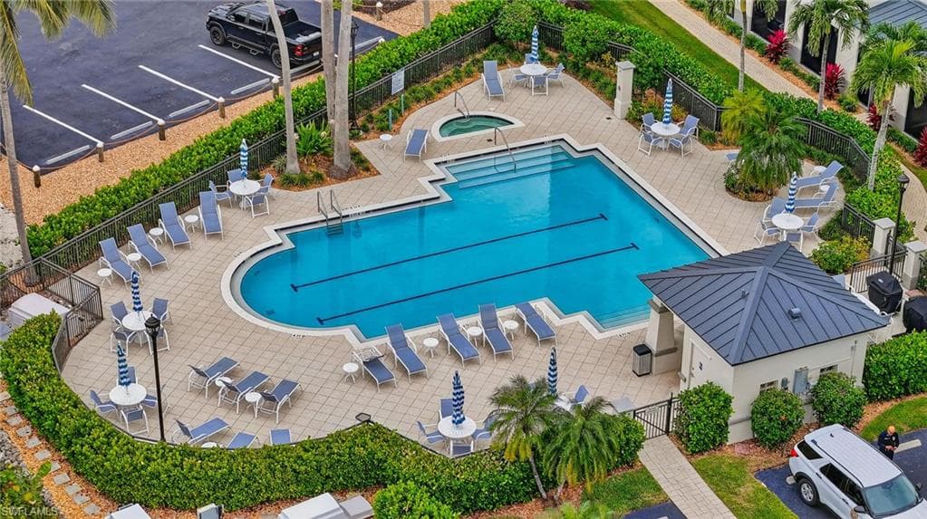 420 Cove Tower Dr 401, Naples, FL 34110-47